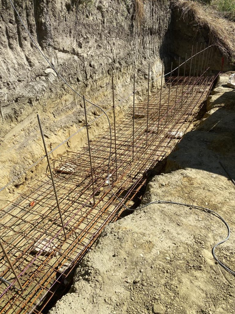 Fondations et terrassement murs, murets et plage de piscine avec local technique et escalier d'accès par CRT Forcalquier