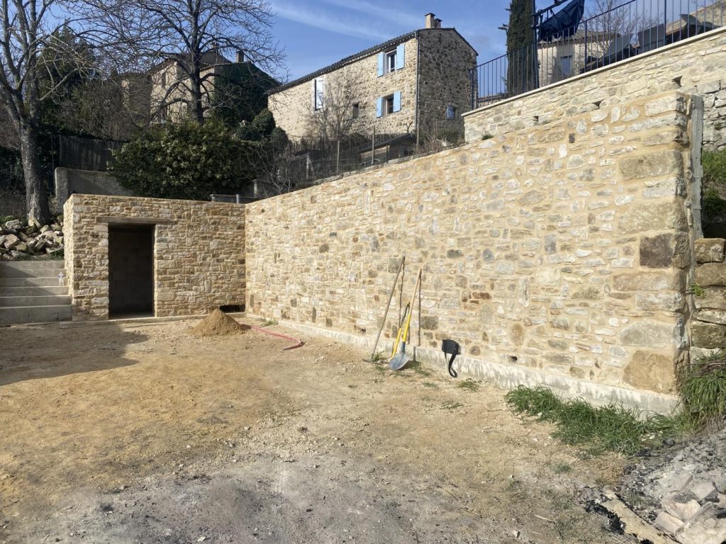 Fondations et terrassement murs, murets et plage de piscine avec local technique et escalier d'accès par CRT Forcalquier