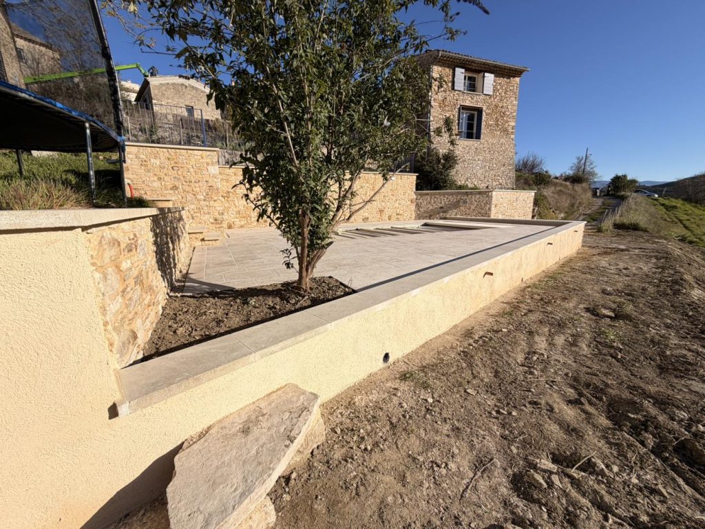 Murs, murets et plage de piscine avec local technique, escalier par CRT Forcalquier