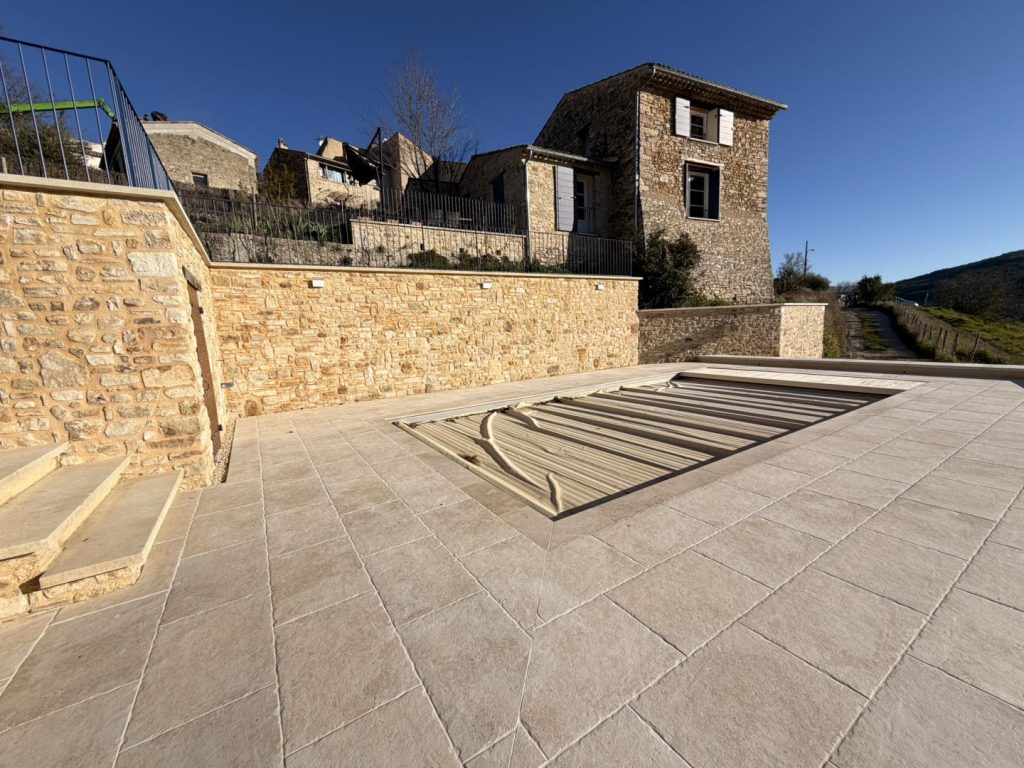 Murs, murets et plage de piscine avec local technique et escalier d'accès
