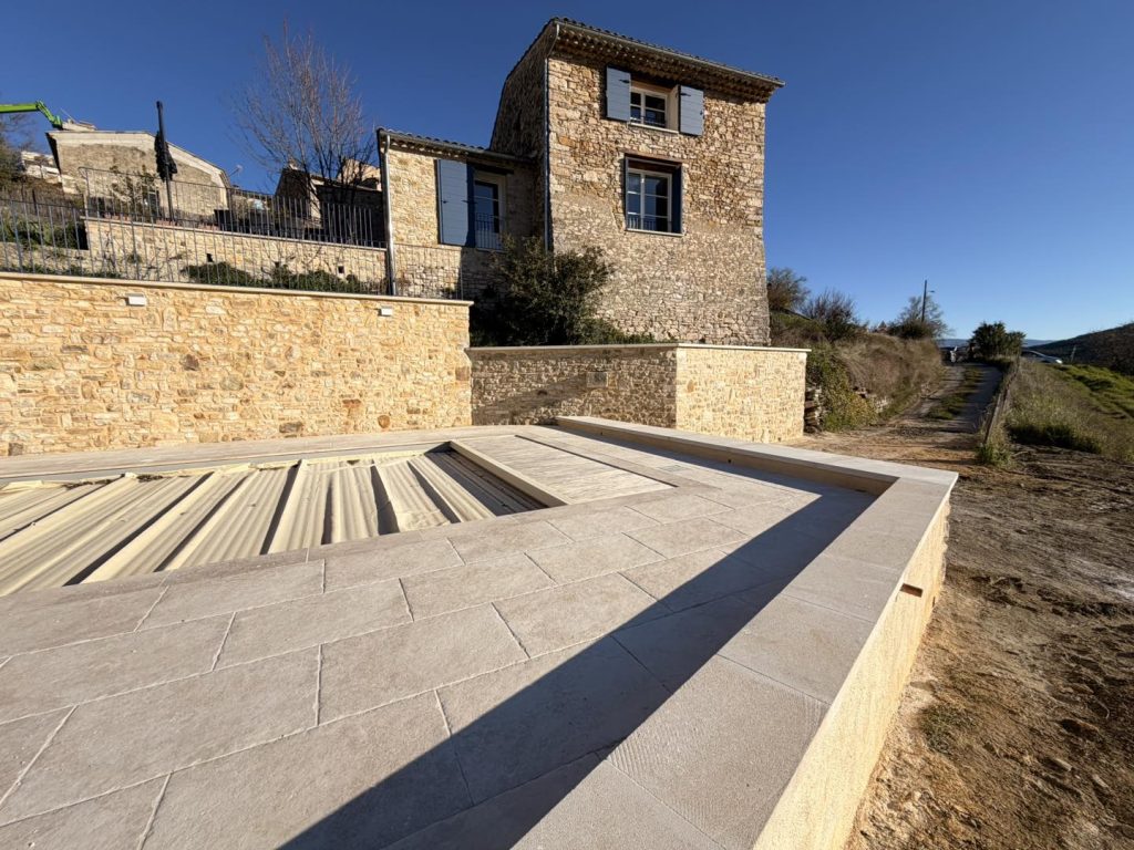 Murs, murets et plage de piscine avec local technique et escalier d'accès - CRT Construction à Forcalquier