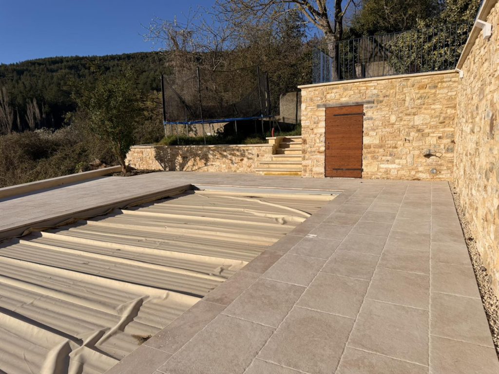 Plage de piscine avec local technique et escalier d'accès - CRT Forcalquier