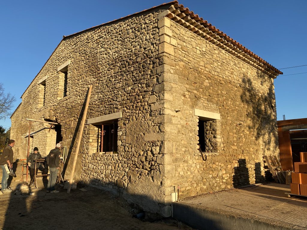 Maison en pierre surélevée, nouvelle toiture en tuiles - CRT Forcalquier