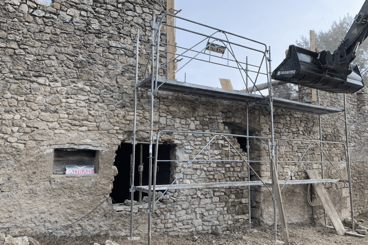 Maison en pierre avant surélévation, murs d'origine sous échafaudage - CRT Forcalquier