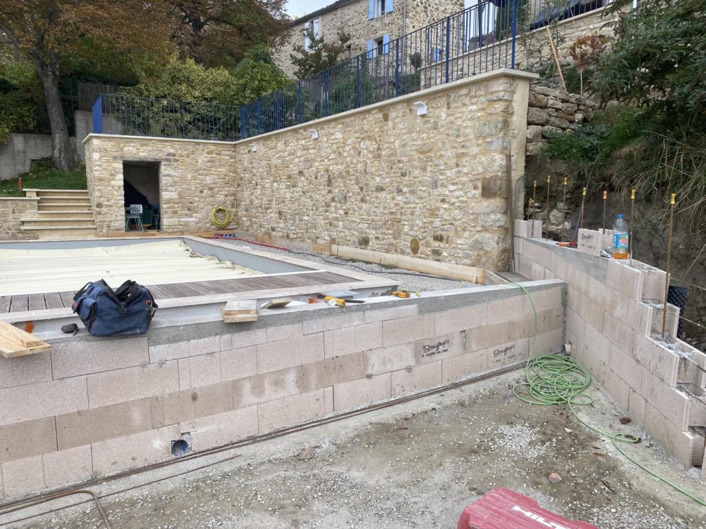 Travaux Murs, murets et plage de piscine avec local technique et escalier d'accès - CRT Construction