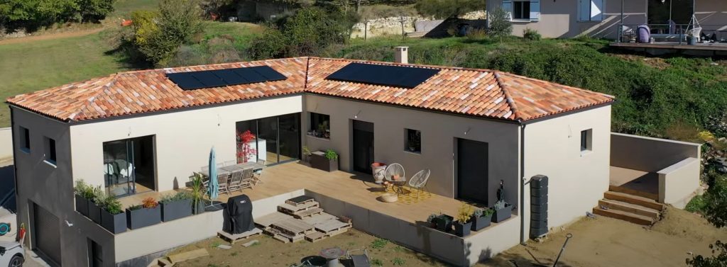 Construction de villa moderne à Mane vue aérienne avec panneaux solaires et terrasse - CRT Forcalquier