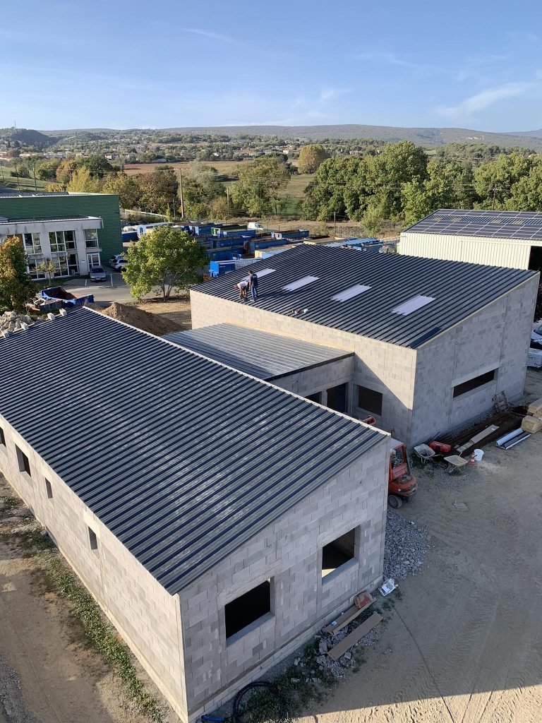 Gros oeuvre et pose de toiture du batiment commercial - CRT Forcalquier