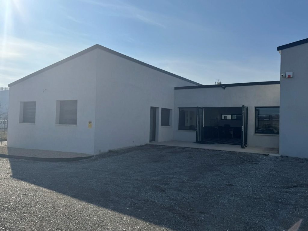 Facade du batiment commercial termine - CRT Forcalquier