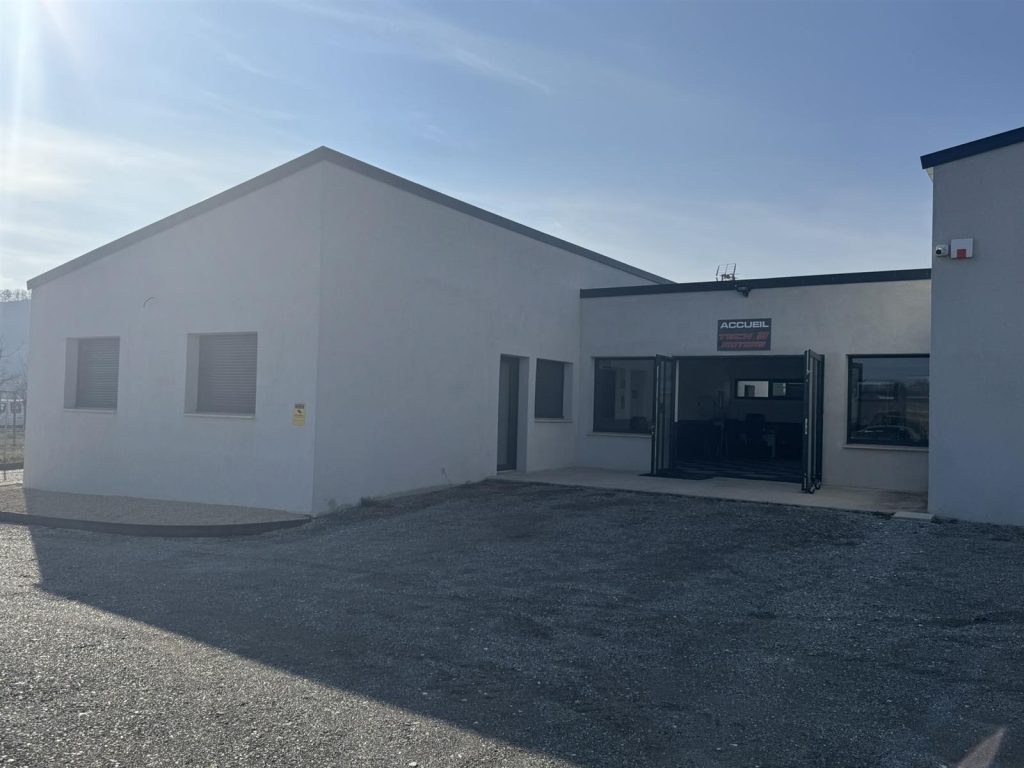 Entree et accueil du batiment commercial termine - CRT Forcalquier