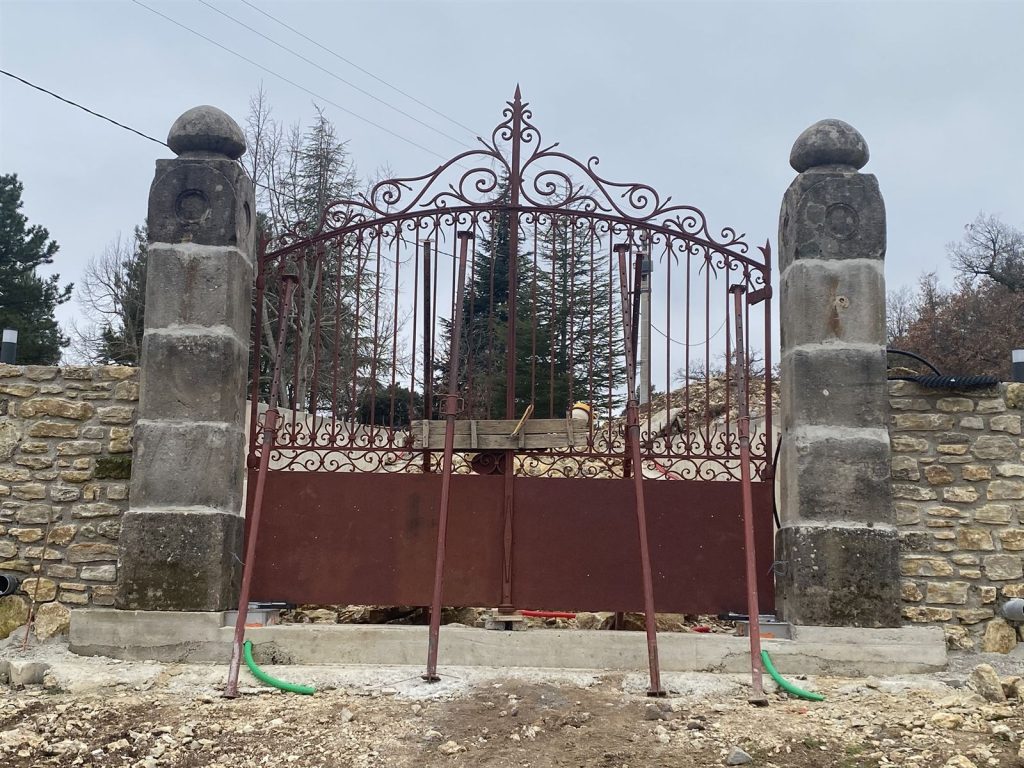 Renovation de mur et portail en cours - propriete à Forcalquier par CRT