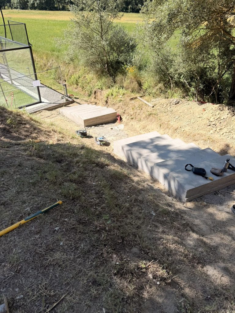 Construction des marches en beton de l escalier exterieur - CRT