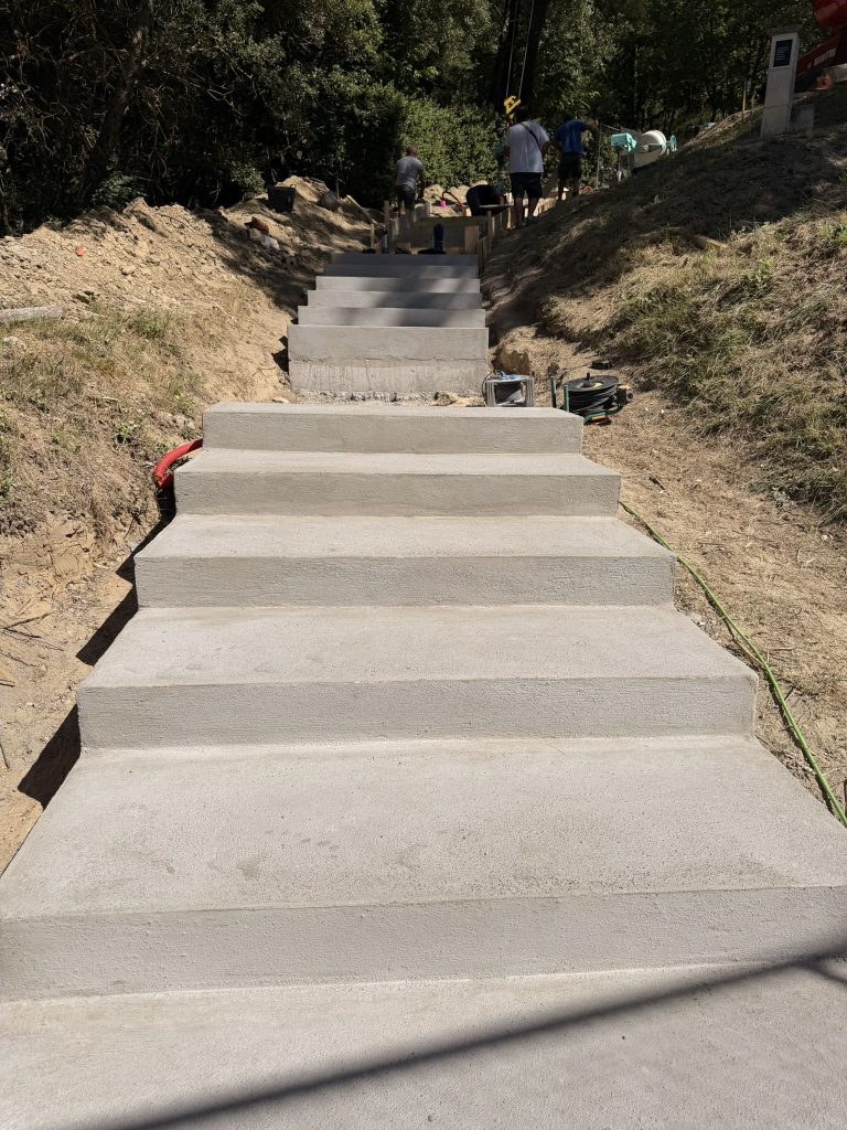 Escalier exterieur en beton termine - CRT Puy Sainte Reparade