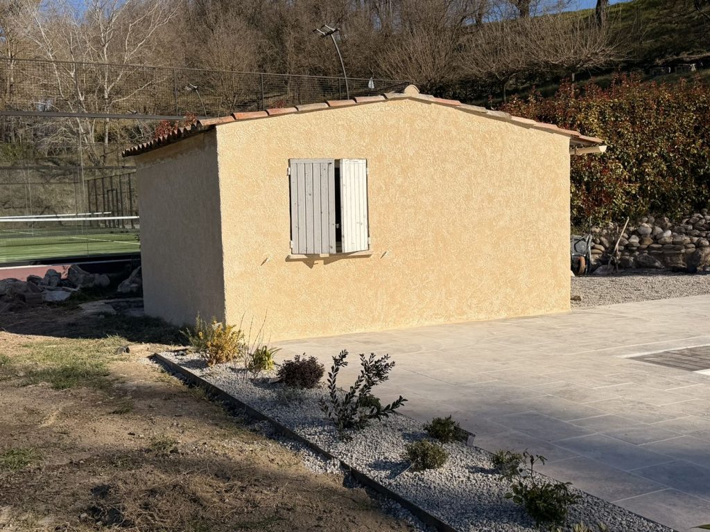 Tour et abri de piscine renoves - CRT Puy Sainte Reparade