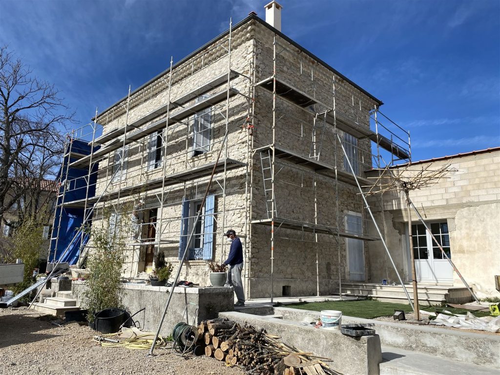 Renovation de facade en pierre avec echafaudage - maison a Forcalquier par CRT
