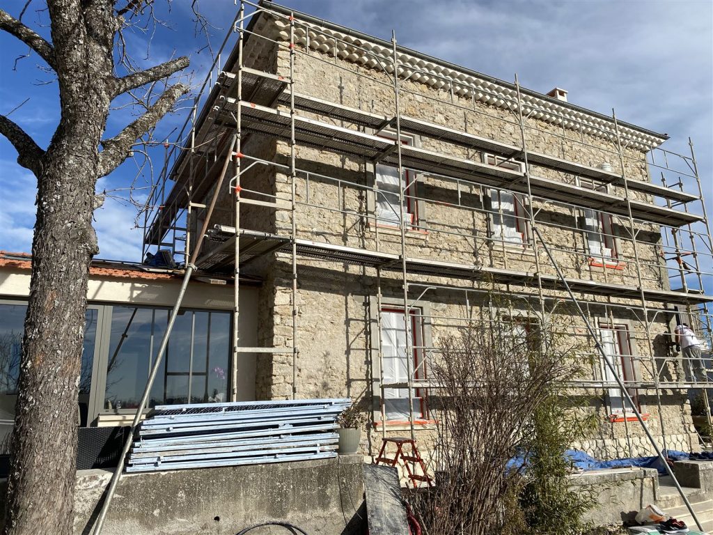 Chantier de renovation de facade en pierre - maison a Forcalquier par CRT