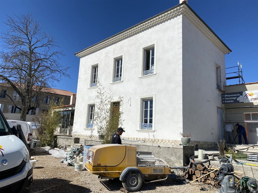 Facade blanche renovee terminee - maison a Forcalquier par CRT
