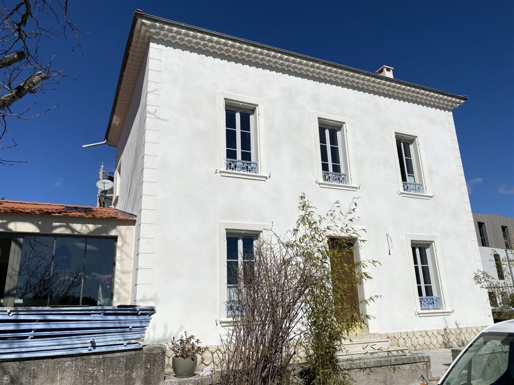 Facade blanche renovee vue laterale - maison a Forcalquier par CRT