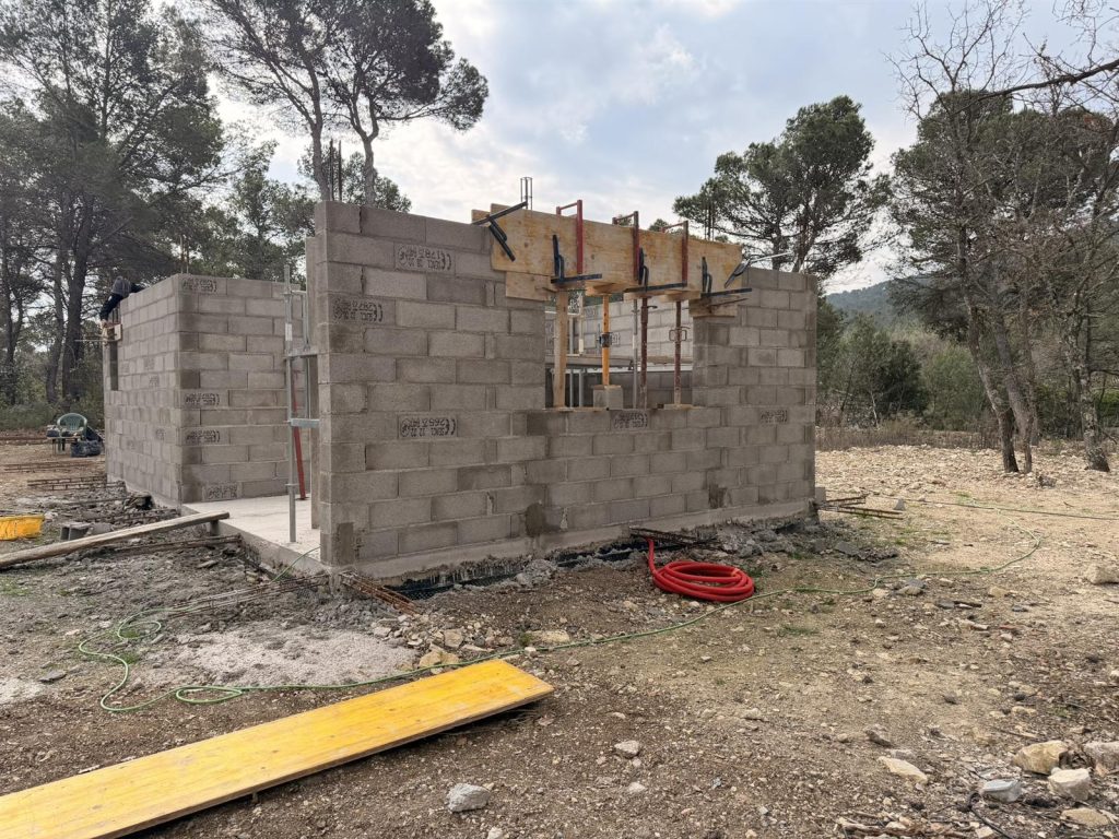 Gros oeuvre du garage en cours de construction - CRT Puy Sainte Reparade