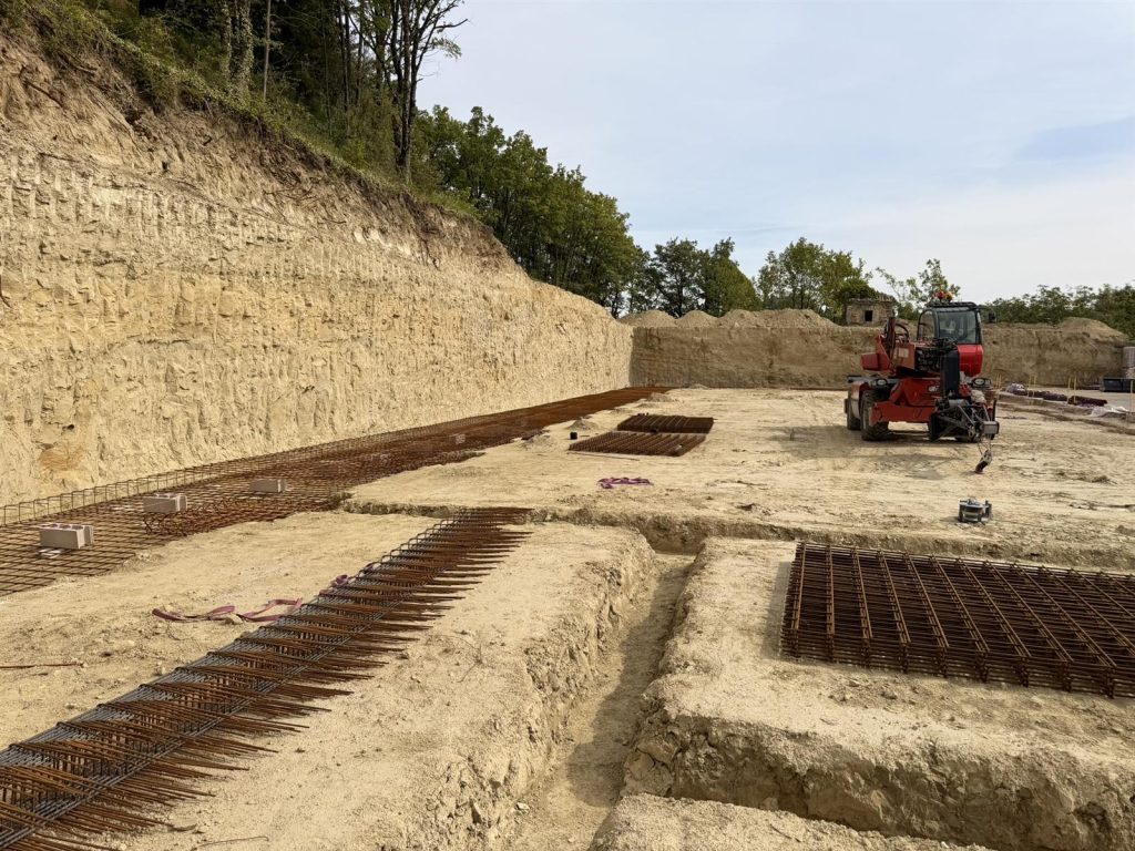 Terrassement et ferraillage des fondations du hangar - CRT Mane