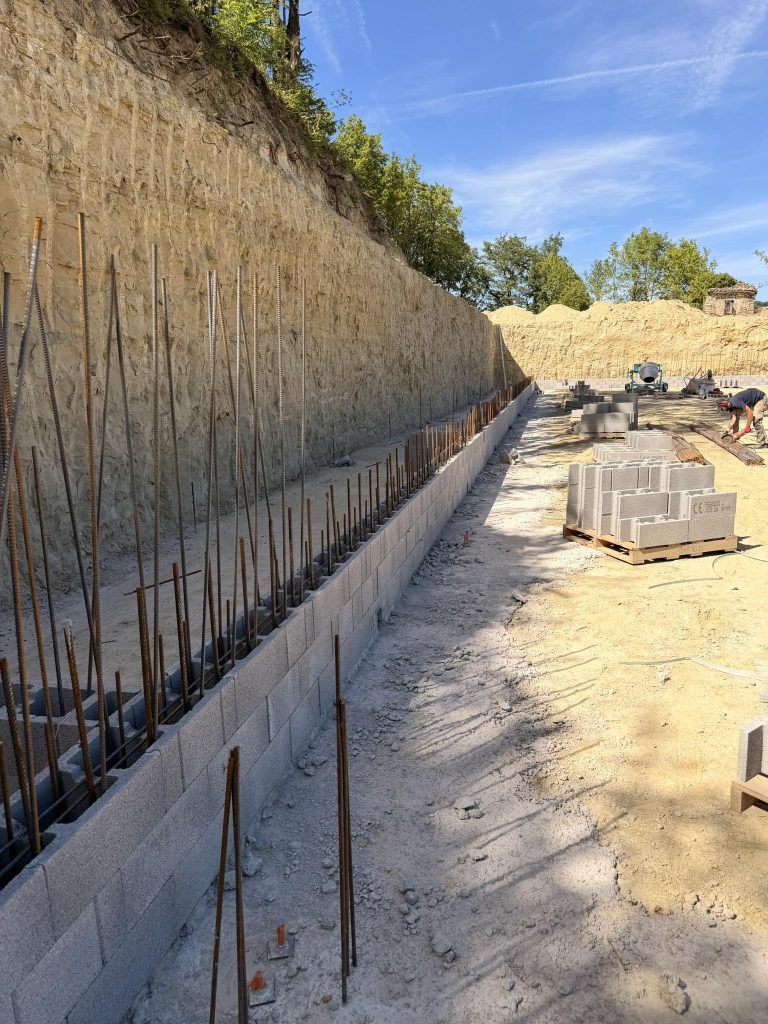 Murs de soubassement en parpaing du hangar - CRT Mane