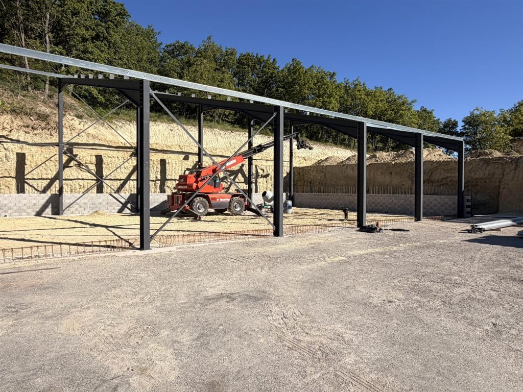 Montage de la structure metallique du hangar commercial - CRT Mane