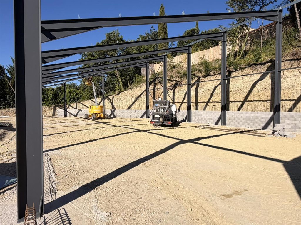 Ossature metallique du hangar en cours de montage - CRT Mane