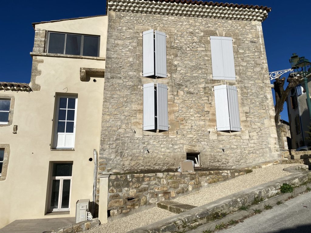 Facade en pierre avec volets neufs poses - maison a Mane par CRT
