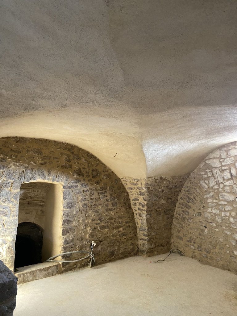 Renovation d une cave voutee en pierre - maison a Mane par CRT