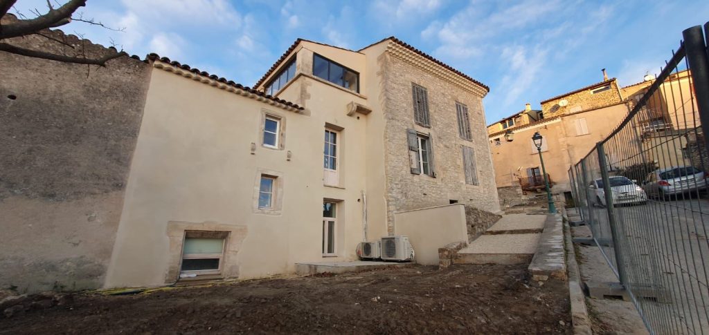 Facade renovee terminee - maison a Mane par CRT
