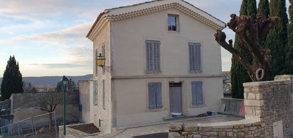 Facade renovee vue de face - maison a Mane par CRT