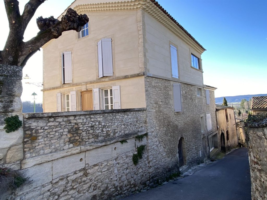 Renovation en pierre et enduit termine - maison a Mane par CRT