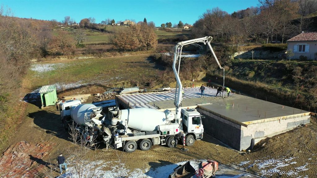 Coulage de la dalle beton - construction maison individuelle a Mane par CRT