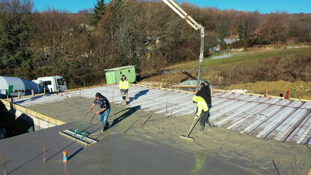 Finition de la dalle beton par les macons - construction maison a Mane par CRT