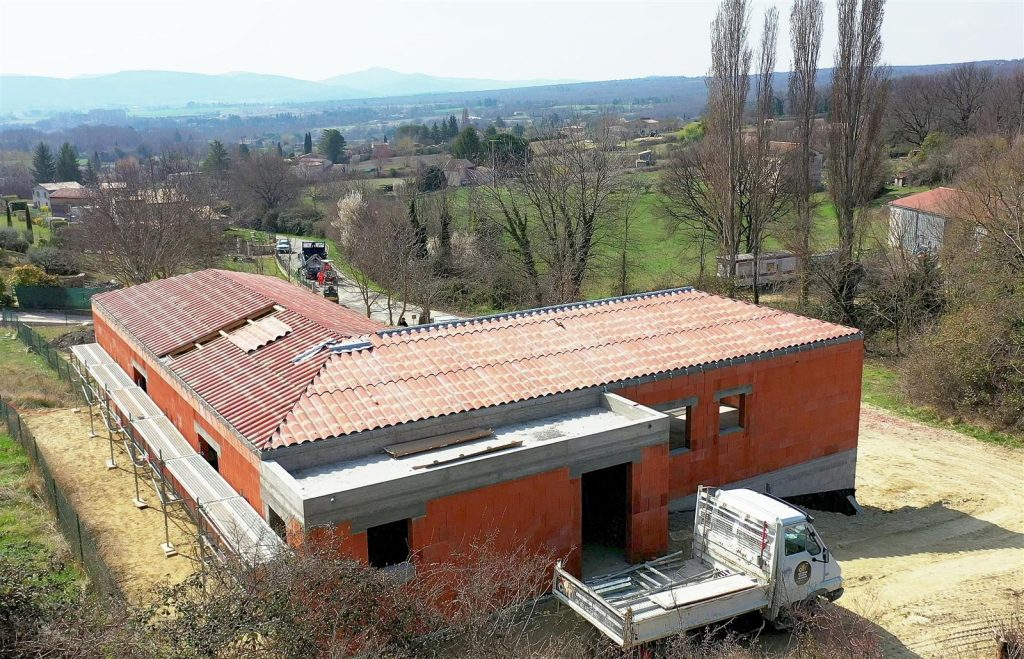 Pose de la toiture et gros oeuvre en cours - construction maison a Mane par CRT
