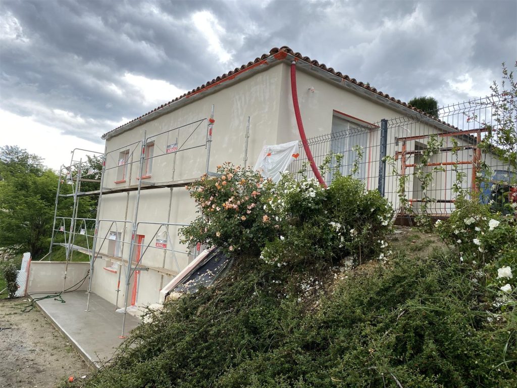 Renovation de facade avec enduit et echafaudage - maison a Niozelles par CRT