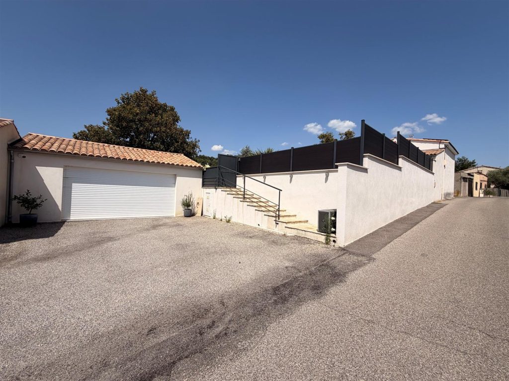 Garage et terrasse amenages termines - maison a Niozelles par CRT