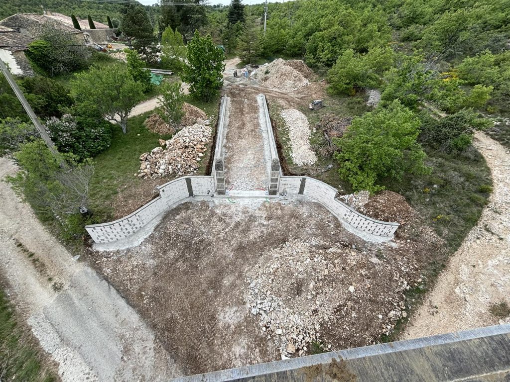 Amenagement du mur d acces exterieur en cours - propriete a Mane par CRT