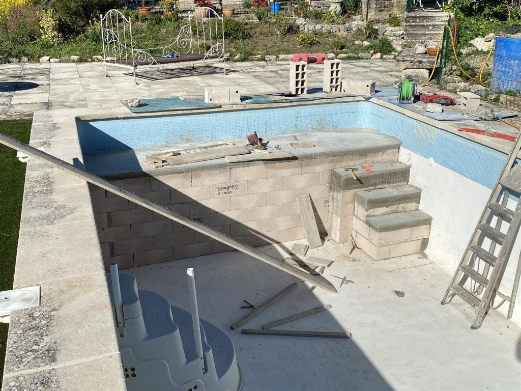 Renovation des margelles et de l escalier de la piscine - CRT Mane