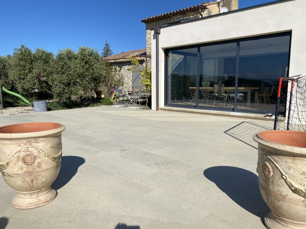 Extension de maison individuelle terminee avec baies vitrees - CRT Mane