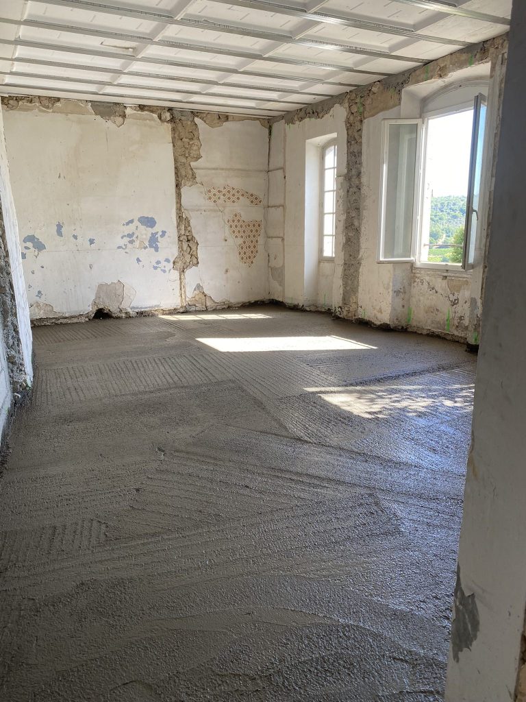 Piece interieure du Presbytere de Beaumont-de-Pertuis avant renovation, murs et sol bruts