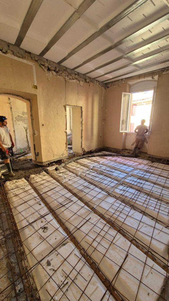 Chantier de gros oeuvre avec ferraillage et isolation de dalle au Presbytere de Beaumont-de-Pertuis par CRT