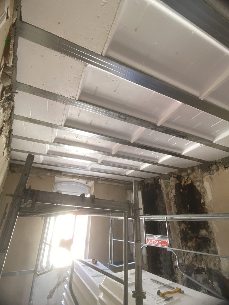 Pose de l isolation en plafond pendant la renovation du Presbytere de Beaumont-de-Pertuis par CRT Forcalquier