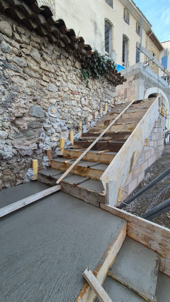 Construction de l escalier exterieur en beton du Presbytere de Beaumont-de-Pertuis par CRT Forcalquier