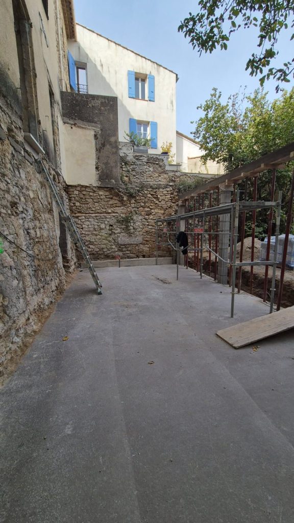 Dalle de terrasse coulee pendant la renovation du Presbytere de Beaumont-de-Pertuis par CRT Forcalquier