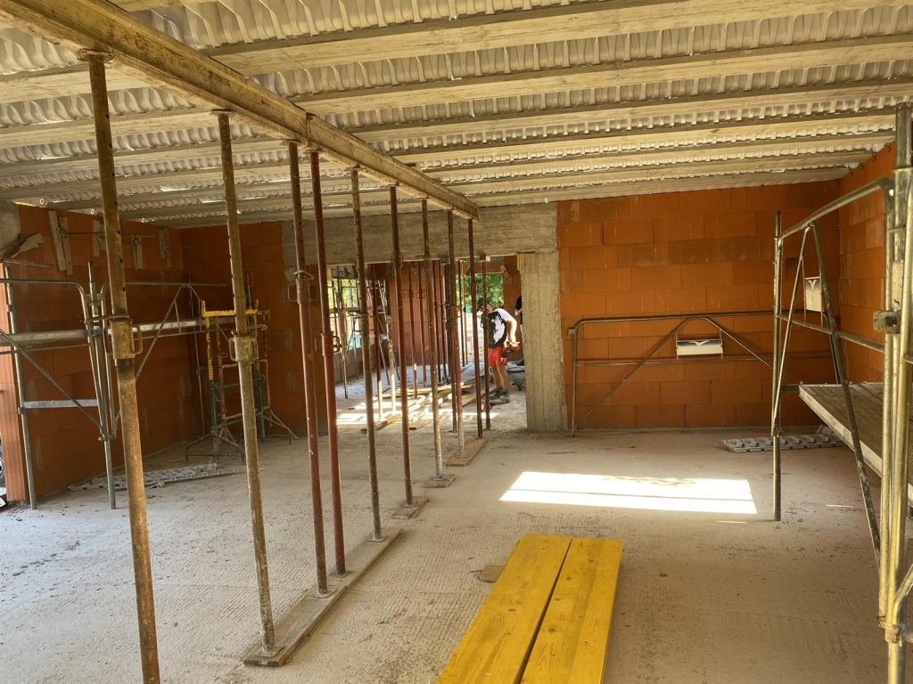 Murs en briques du batiment tertiaire en cours de construction - CRT Volx